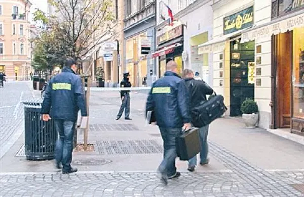 Neznanca sta razbila vitrino zlatarne na Wolfovi ulici v Ljubljani in ukradla nekaj ur višjih cenovnih znamk.
