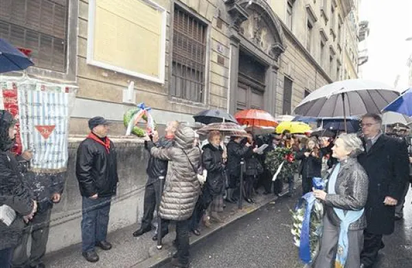 V Ulici Kolonja so v nedeljo odkrili spominsko ploščo