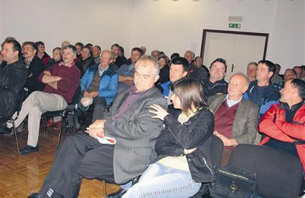 Razprava je v Cerknem privabila ogromno ljudi. Prav sporne ocene nepremičnin  za davek, ki ga bo  država  sicer odložila, je glavna tema na Cerkljanskem 