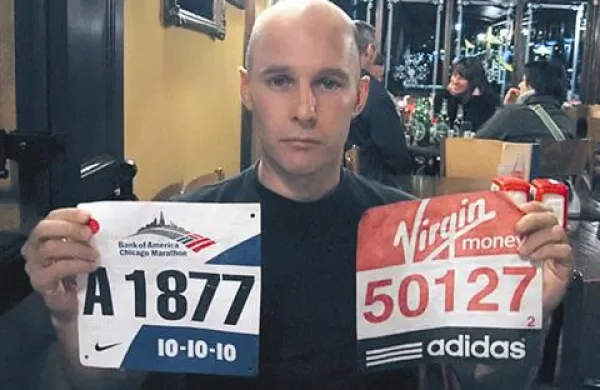 Borut Kreft s startnima številkama dveh od petih največjih  maratonov, levo čikaškega, desno londonskega.
