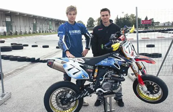 Tine Saražin (levo) in Marko Ukota z motociklom razreda supermoto