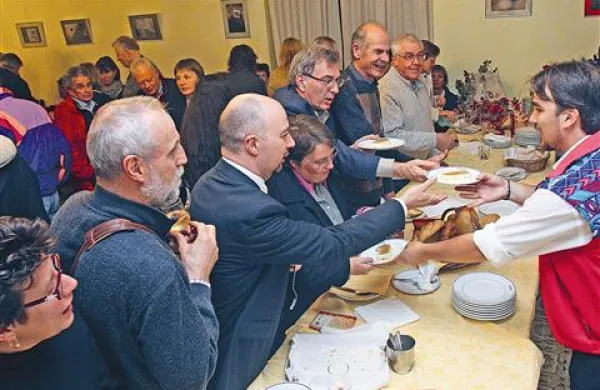 Kuhani kraški orehovi štruklji, ki so rdeča nit letošnje akcije, so šli vsem v slast