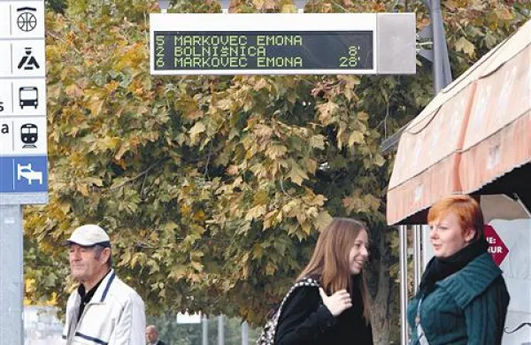 V Kopru bodo postopoma vsa večja postajališča mestnega prometa opremili s takšnimi digitalnimi prikazovalniki informacij 