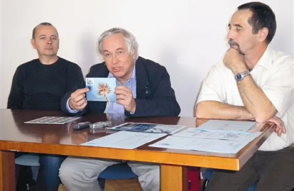 Spirograf na znamki je delo Matjaža Učakarja (prvi z leve). Znamko in razglednico je predstavil filatelist Mitja Jančar (v sredini) v sodelovanju z Marijanom Tončićem, direktorjem pomorskega in tehniškega izobraževalnega centra.