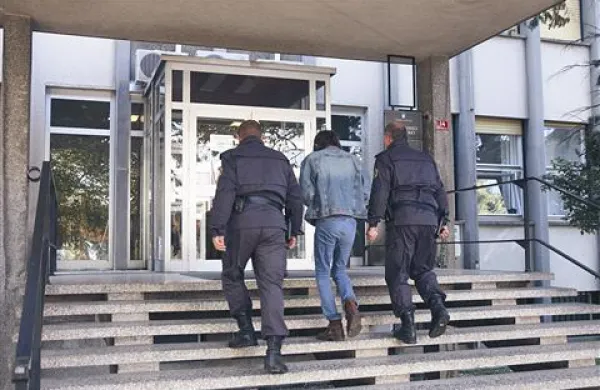 Policisti so včeraj popoldne na zaslišanje k preiskovalnemu sodniku pripeljali še drugega osumljenca 