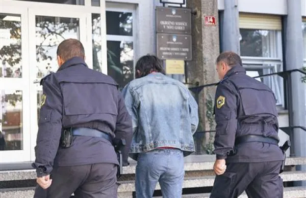  Včeraj so privedli k sodniku tudi 48-letnika iz okolice Šempetra pri Gorici, pri katerem so našli 63,65 grama heroina, 8,31 grama kokaina, 52,62 grama hašiša, 385 mililitrov  metadona ter polavtomatsko pištolo z naboji.