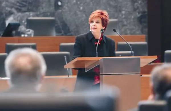 Glasovanje o podpori predlogu novega zakona RTVS bo danes zvečer, tretjo obravnavo zakona je odprla ministrica za kulturo Majda Širca. 