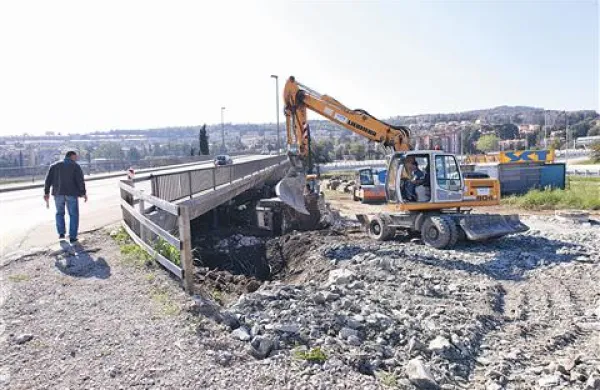 Začela se je obnova semedelskega mostu.