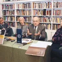 Monografijo o Cirilu Kosmača so na sedežu Društva pisateljev predstavili (z desne) Nela Malečkar, Alenka Puhar, Saša Vuga, Helga Glušič, Ciril Zlobec in Marko Kravos  