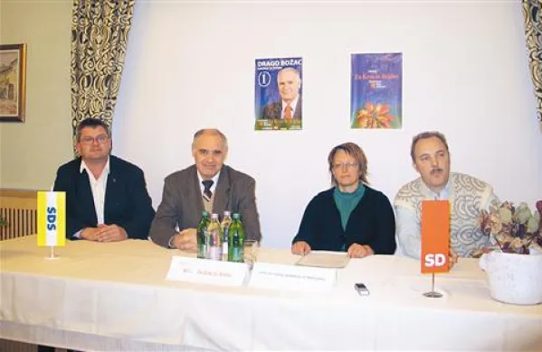 Drago Božac (drugi z leve) s podporniki Jernejem Premrlom (SDS, prvi z leve), Liljano Kocjan Žorž (neodvisna lista občanov za Kras in Brkine) in Andrejem Škapinom (SD)