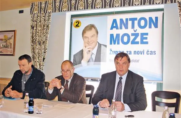  Anton Može (prvi z desne) s Črtom Kanonijem (v sredini) in podpornikom Robertom Cergoljem (NSi)
