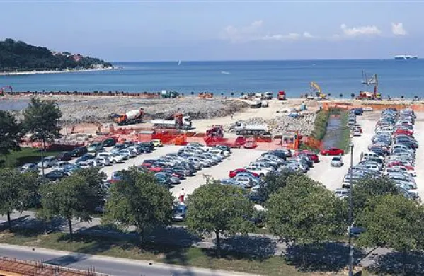 V MOK pravijo, da je edina rešitev za parkirno stisko za tržnico gradnja garažne hiše 