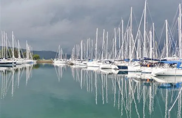Izolska marina, ki jo je zgradil Marinvest, njegovo sestrsko podjetje Porting pa z njo  neformalno upravlja 