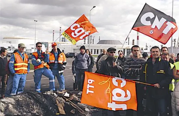 Delavci francoskega naftnega giganta Total protestirajo pred rafinerijami