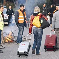 Ljudje, ki so danes zjutraj želeli leteti z letališča v Marseillu, so se na letališče odpravili kar peš