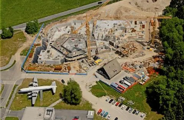 Na spletu so objavljene fotografije gradnje centra za kontrolo zračnega prometa na letališču Jožeta Pučnika