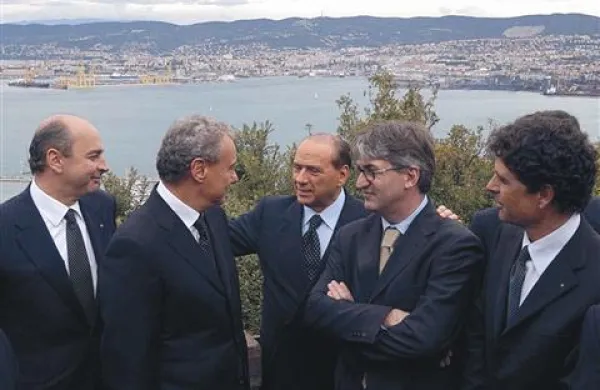 Oktober 2002: Silvio Berlusconi se je v Miljah srečal z Robertom Antonionejem, Renzom Tondom in Robertom Dipiazzo. V ozadju Trst.