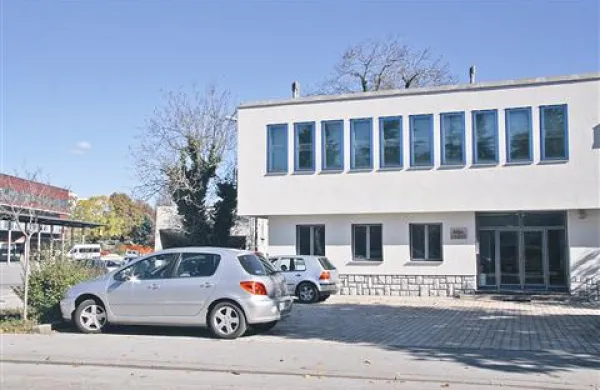 V tej stavbi je imelo sedež nekdaj uspešno sežansko računalniško podjetje Secom, ki je še vedno v stečaju,  lastnik pa na zatožni klopi