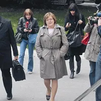 Hilda Tovšak pred vhodom na sodišče