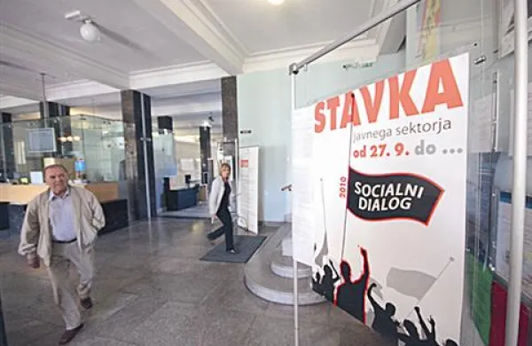 Če bo vlada sklenila veljavni aneks, bo odpoved kolektivnih pogodb preklicala in umaknila tožbo