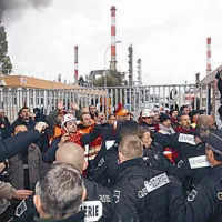 Francoski policisti so se prebili do nekaterih skladišč goriva
