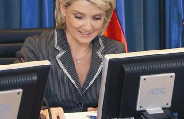 Dimičeva je v pismu Pahorju pojasnila, da odstopa ne zato, ker bi se čutila krivo, temveč zato, ker ne prenese več pritiskov javnosti.