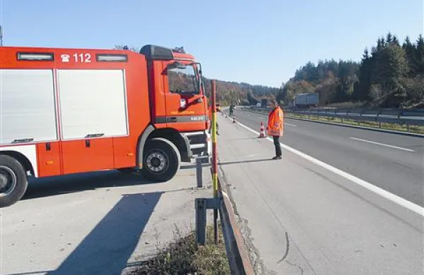 Le štiri minute so potrebovali postojnski gasilci, da so na Ravbarkomandi zapeljali na avtocesto