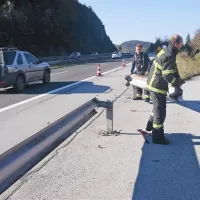 S posebnimi spojkami pritrjeno varovalno ograjo sta postojnska gasilca hitro odstranila in odprla vhod na avtocesto