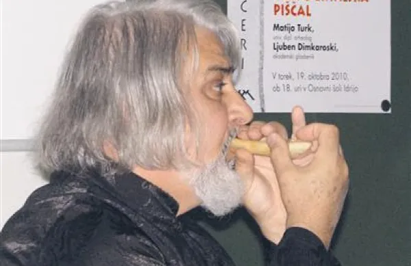 Ljuben Dimkaroski igra na popolno repliko neandertalčeve piščali 