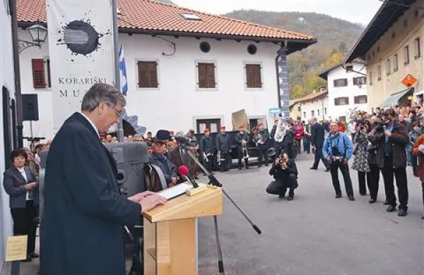 Kobariškim muzealcem je  čestital tudi častni gost prireditve, predsednik države Danilo Türk