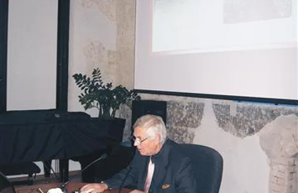 Silvano Sau med predavanjem o pomembnosti Dantejeve Božanske komedije za Izolo in Istro na prelomu iz 13. v 14. stoletje in danes. 