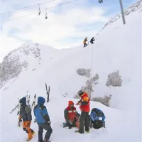 Na visokogorskih smučiščih (na fotografiji Kaninsko) je treba pogosto reševati tudi smučarje