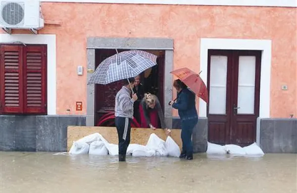CZ svetuje, kako lahko ljudje sami omilijo škodo. Nedavne poplave so je največ povzročile v Mirnu, Biljah in Orehovljah, kjer so našteli za 711.000 evrov škode. Brez stropkov uničenega pohištva in ostale opreme...