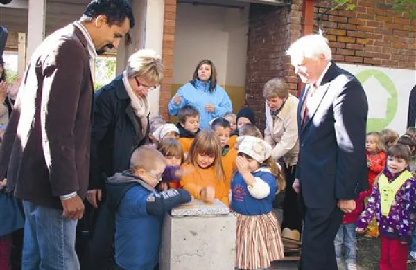 Napis na temeljnem kamnu so v družbi   (z leve) predsednika upravnega odbora Finala  Haddisa Kifleja, Ksenije Dujec in župana Mirka Brulca pritrdili kar otroci