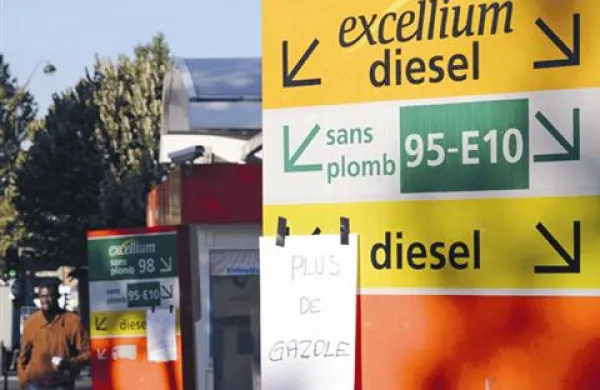 Zmanjkalo dizla, piše na napisu na črpalki v Parizu