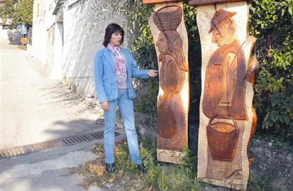 Franka Andrejašič ob Šavrinki in kmetu z vedrom vode