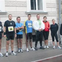 Del bistriške ekipe na LM z naključno mimoidočo Ljubljančanko. Ljubljana maratonce iz leta v leto prijazneje sprejema.