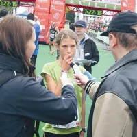 Kaja Obidič pred mikrofonom