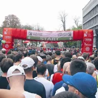 Na startu pred parlamentom, pogled v smer teka