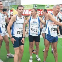 Skupinica Primorcev na cilju polmaratona, z leve Dominik Curk, Borut Albreht, Klavdij Torkar, Robert Petrovčič, v ozadju Marko Tratnik, ki se pogovarja z zakritim Tomažem Ferjančičem