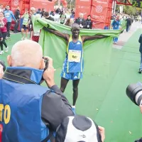 Zmagovalec Evans Ruto  iz Kenije je s časom 2:10:17 rekord maratona in nagrado zgrešil za pičlih pet sekund
