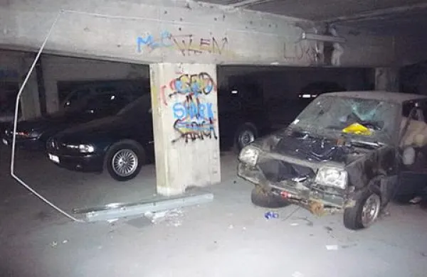 Pristojne službe so odstranile dva odslužena avtomobila.