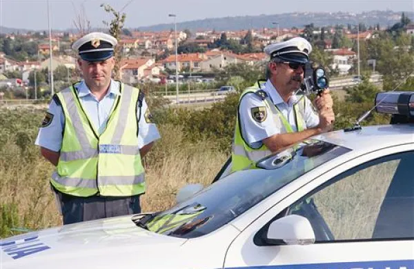 Prekoračitev hitrosti sodi med prekrške, za katere se bodo  občutno povišale globe tako v naselju kot zunaj njega ter na avto- in hitrih cestah 