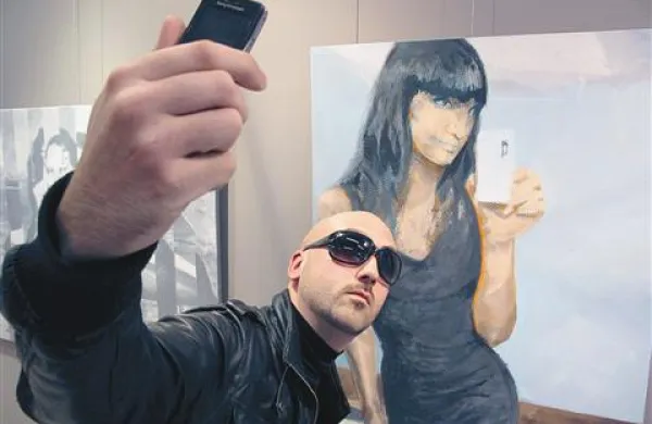 Simon Kastelic na otvoritvi razstave .jpg slike