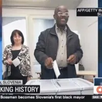 Na CNN so pokazali tudi nekaj Bossmanovih fotografij - denimo tole z nedeljskih volitev in Bossmana na piranskem Tartinijevem trgu.