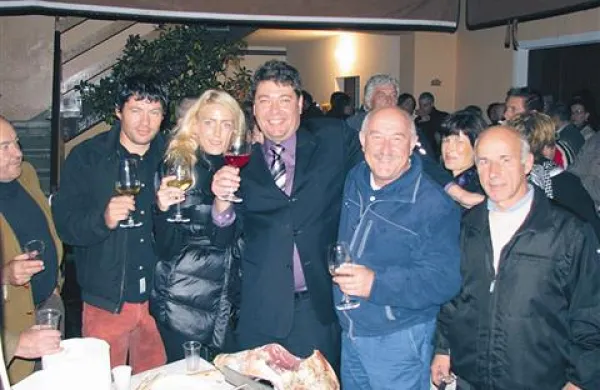 Turk (v sredini) takoj po zmagi s svetniki Bogdanom Kragljem, Darjom Fornazaričem (z desne) in Katjušo Bizjak