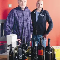 Paolo (levo) in Roberto Starec z embalažo za svoje olje