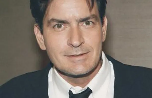 Charlie Sheen naj bi že dlje časa imel težave z mamili 