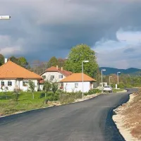 Ob bližajočem se dnevu spomina na mrtve bo prebijanje vozil do trnskega pokopališča, zaradi obnovljene in širše ceste, lažje.