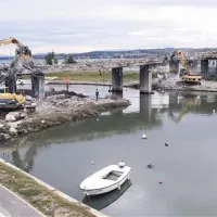 Da bi lahko mostu prišli do živega, so potrebni tudi začasni nasipi